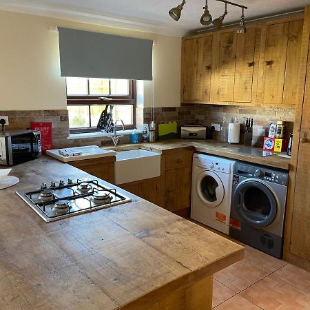 Large, Quiet, Sleeps 16, 4 Bathrooms, Parking, Leicester Kültér fotó