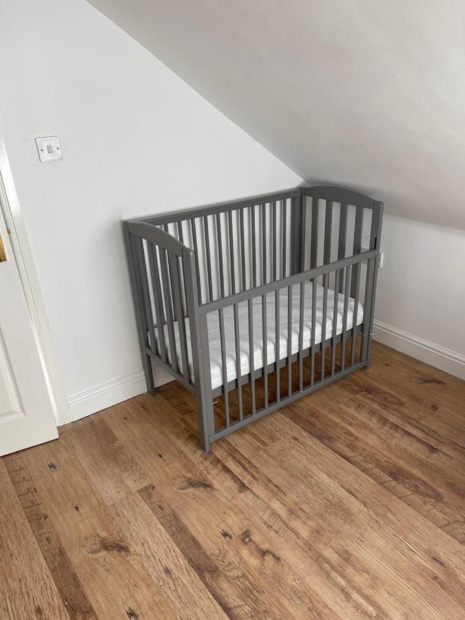 Large, Quiet, Sleeps 16, 4 Bathrooms, Parking, Leicester Kültér fotó