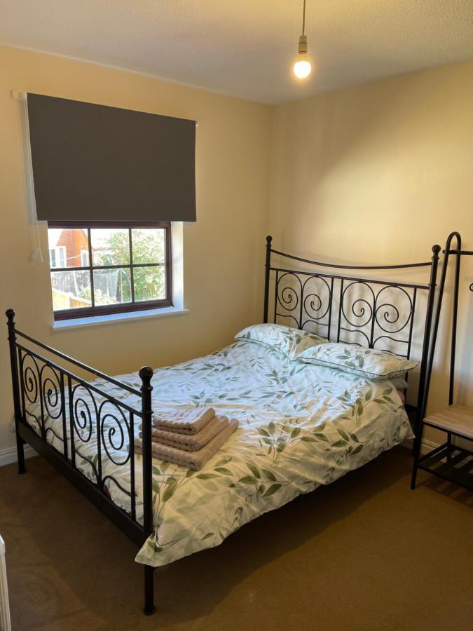 Large, Quiet, Sleeps 16, 4 Bathrooms, Parking, Leicester Kültér fotó