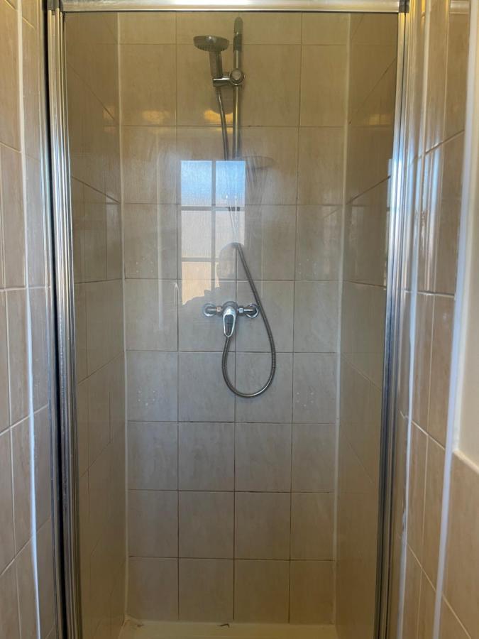 Large, Quiet, Sleeps 16, 4 Bathrooms, Parking, Leicester Kültér fotó