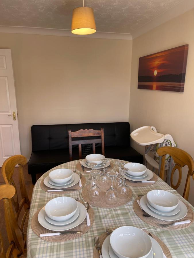 Large, Quiet, Sleeps 16, 4 Bathrooms, Parking, Leicester Kültér fotó