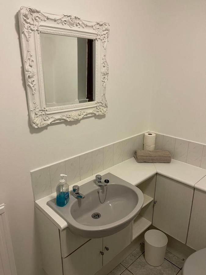 Large, Quiet, Sleeps 16, 4 Bathrooms, Parking, Leicester Kültér fotó