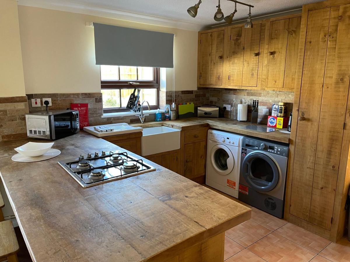 Large, Quiet, Sleeps 16, 4 Bathrooms, Parking, Leicester Kültér fotó