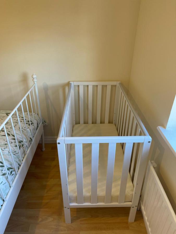 Large, Quiet, Sleeps 16, 4 Bathrooms, Parking, Leicester Kültér fotó