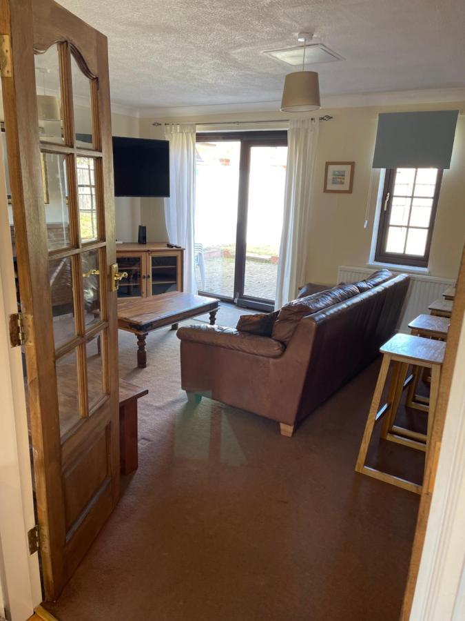 Large, Quiet, Sleeps 16, 4 Bathrooms, Parking, Leicester Kültér fotó