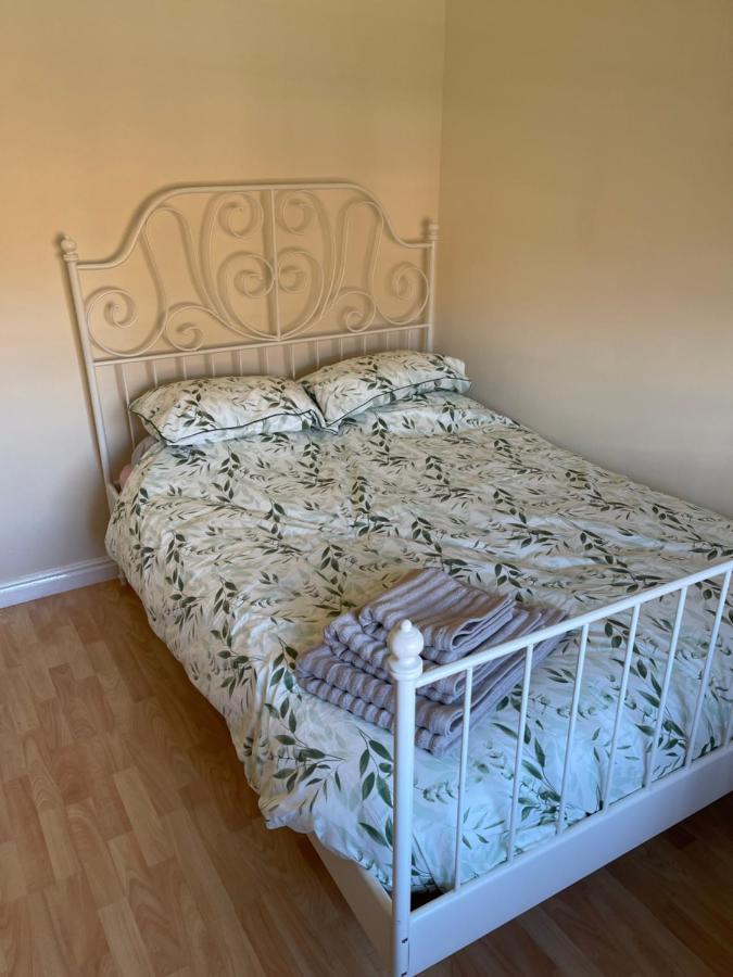 Large, Quiet, Sleeps 16, 4 Bathrooms, Parking, Leicester Kültér fotó