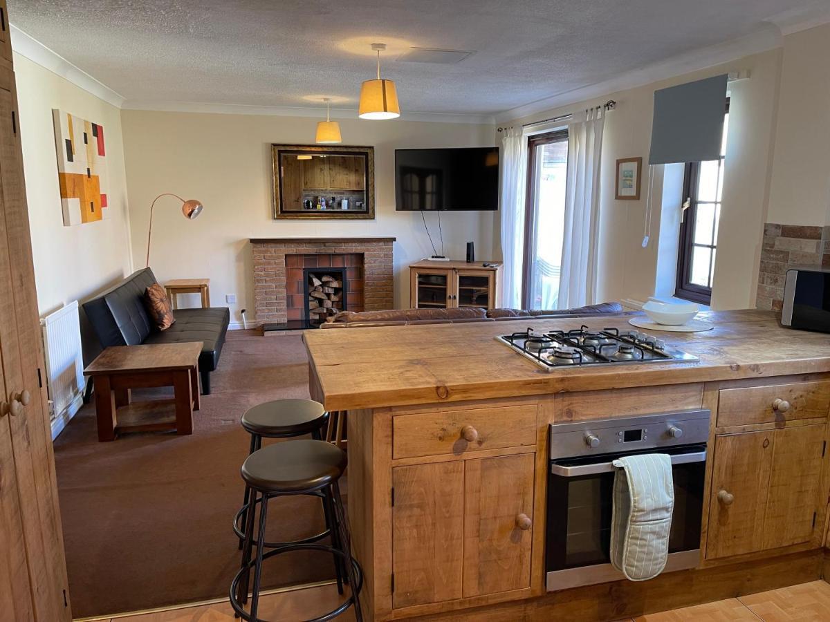 Large, Quiet, Sleeps 16, 4 Bathrooms, Parking, Leicester Kültér fotó
