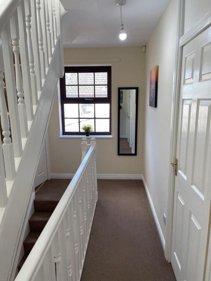 Large, Quiet, Sleeps 16, 4 Bathrooms, Parking, Leicester Kültér fotó
