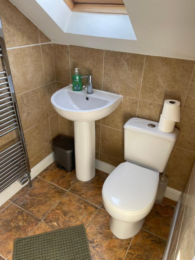 Large, Quiet, Sleeps 16, 4 Bathrooms, Parking, Leicester Kültér fotó