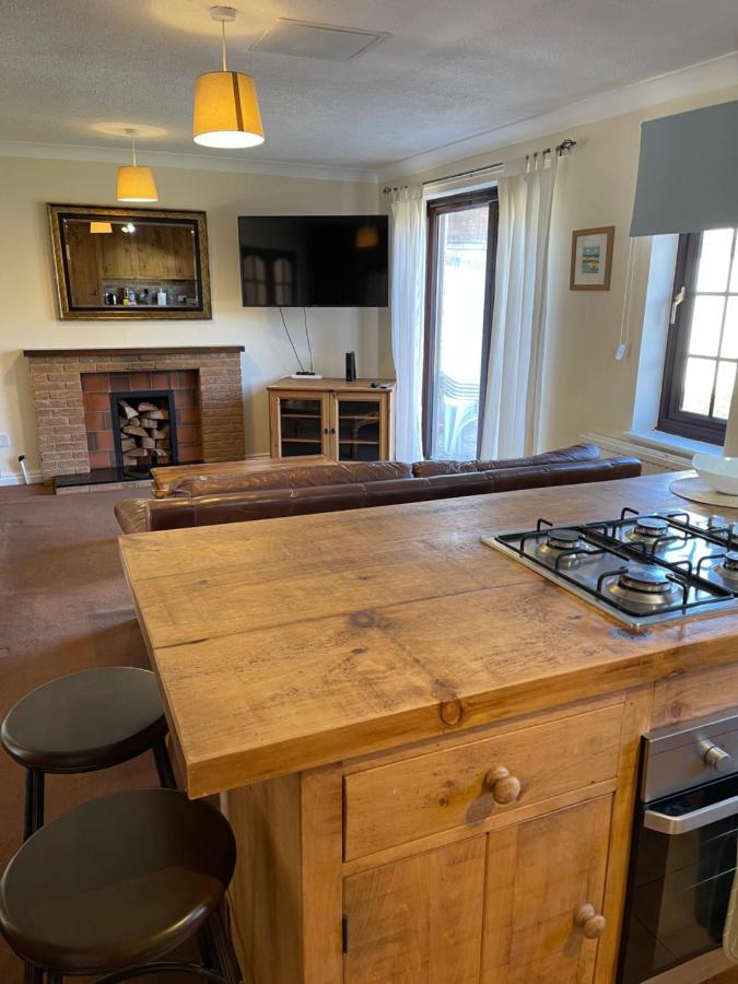 Large, Quiet, Sleeps 16, 4 Bathrooms, Parking, Leicester Kültér fotó