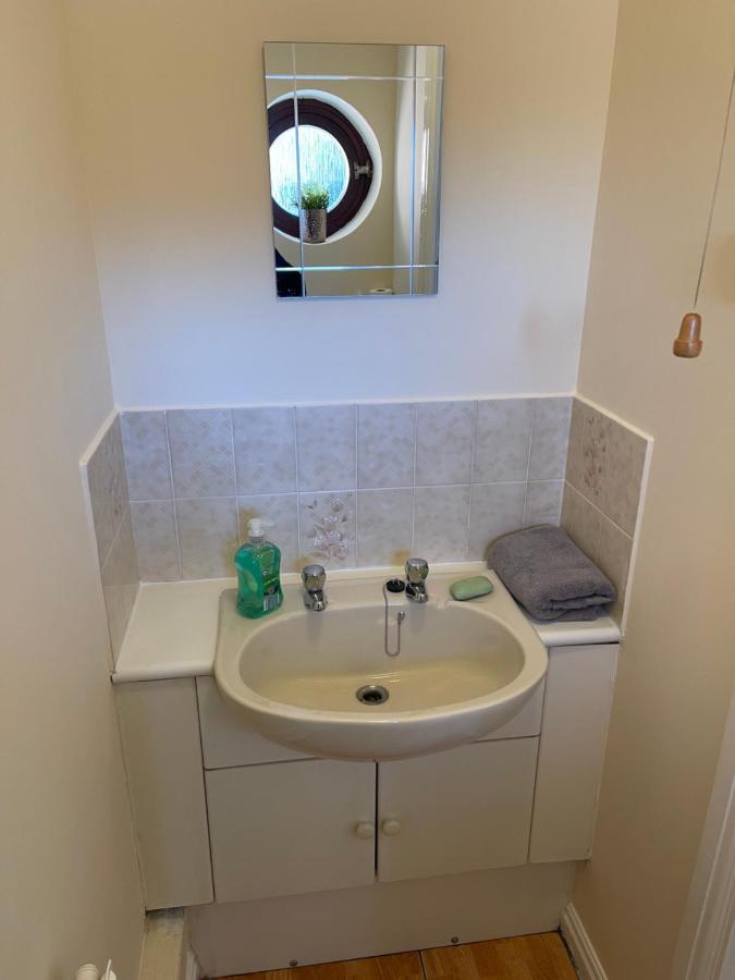 Large, Quiet, Sleeps 16, 4 Bathrooms, Parking, Leicester Kültér fotó