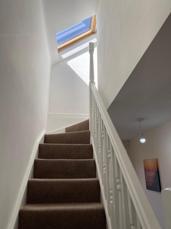 Large, Quiet, Sleeps 16, 4 Bathrooms, Parking, Leicester Kültér fotó