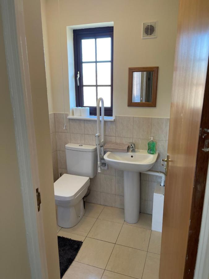 Large, Quiet, Sleeps 16, 4 Bathrooms, Parking, Leicester Kültér fotó