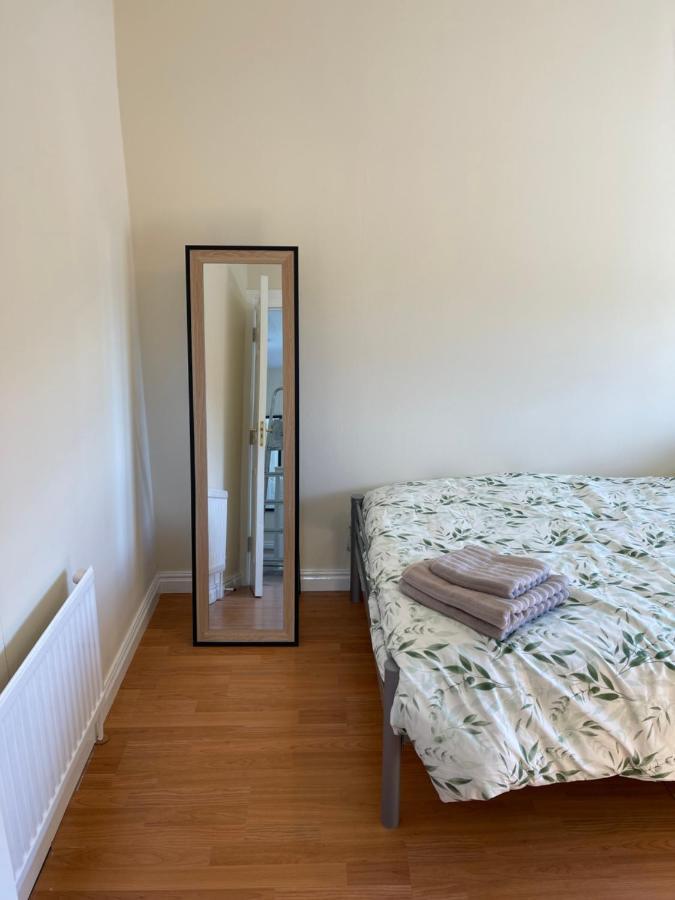 Large, Quiet, Sleeps 16, 4 Bathrooms, Parking, Leicester Kültér fotó
