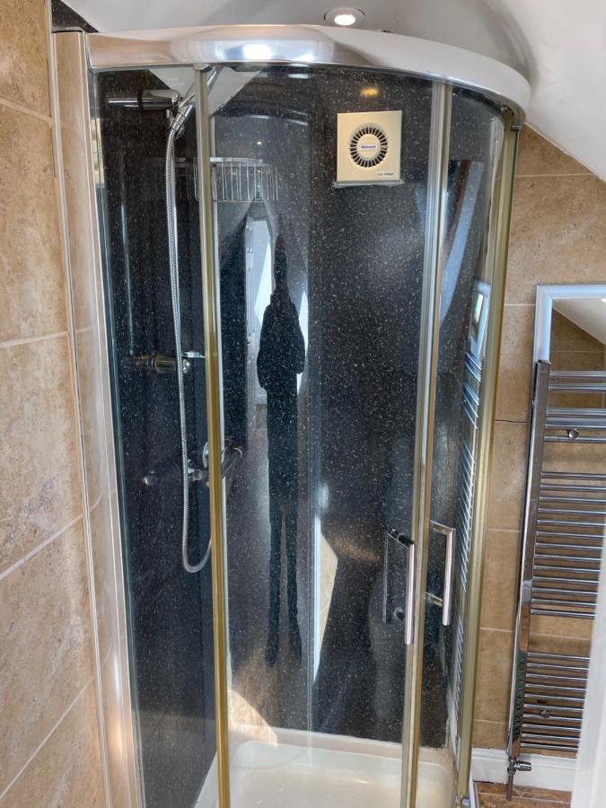Large, Quiet, Sleeps 16, 4 Bathrooms, Parking, Leicester Kültér fotó