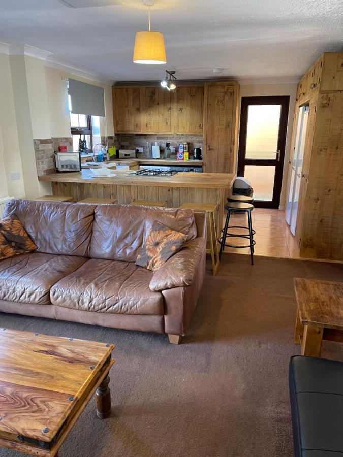 Large, Quiet, Sleeps 16, 4 Bathrooms, Parking, Leicester Kültér fotó